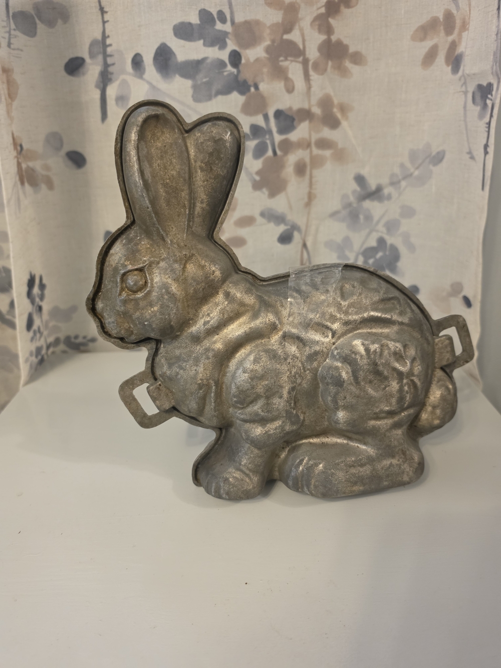 Vintage-Style Silver Bunny Cake Mold - Decorative Home Art